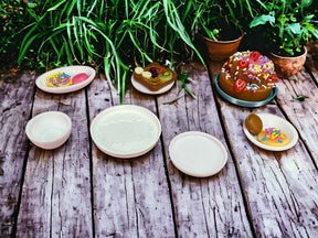 Miniverse Teller,Schüsseln Und Kuchen/Teilchen Ständer 14 Teile passend für Miniverse / Mini Brands in verschiedenen Farben