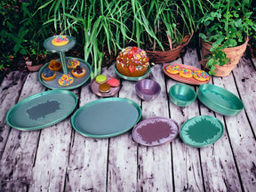 Miniverse Teller,Schüsseln Und Kuchen/Teilchen Ständer 14 Teile passend für Miniverse / Mini Brands in verschiedenen Farben