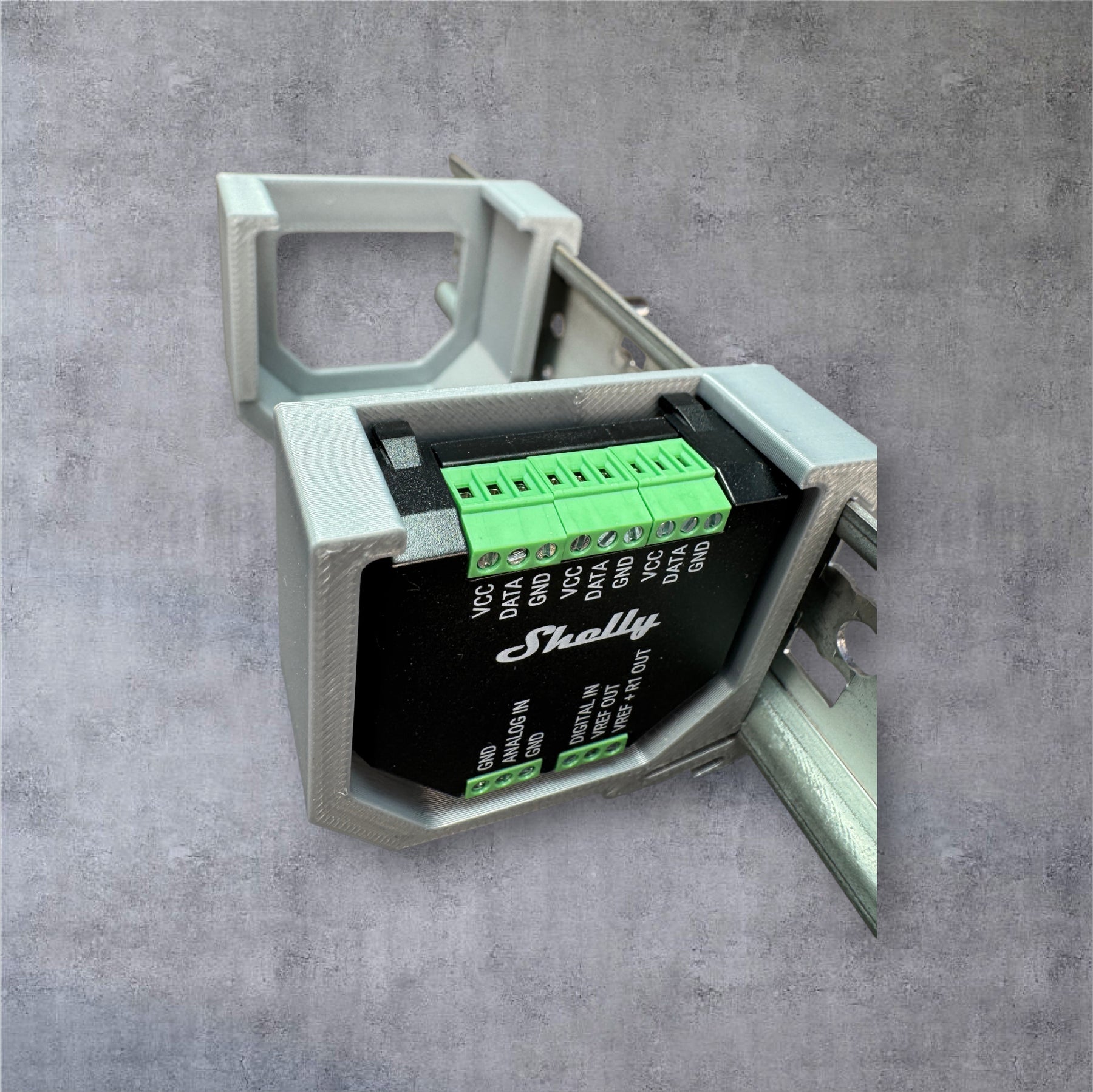 Shelly Plus Add-on für eine 35 mm DIN Hutschiene